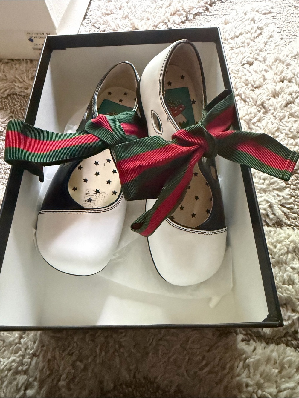 Gucci White and Black Girls Mary Jane Shoes with Green and Red Ribbon